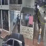 Terrible robo en el Barrio Quintas de Salomia de Cali, varios tipos en moto aprovecharon que un hombre estaba parqueando